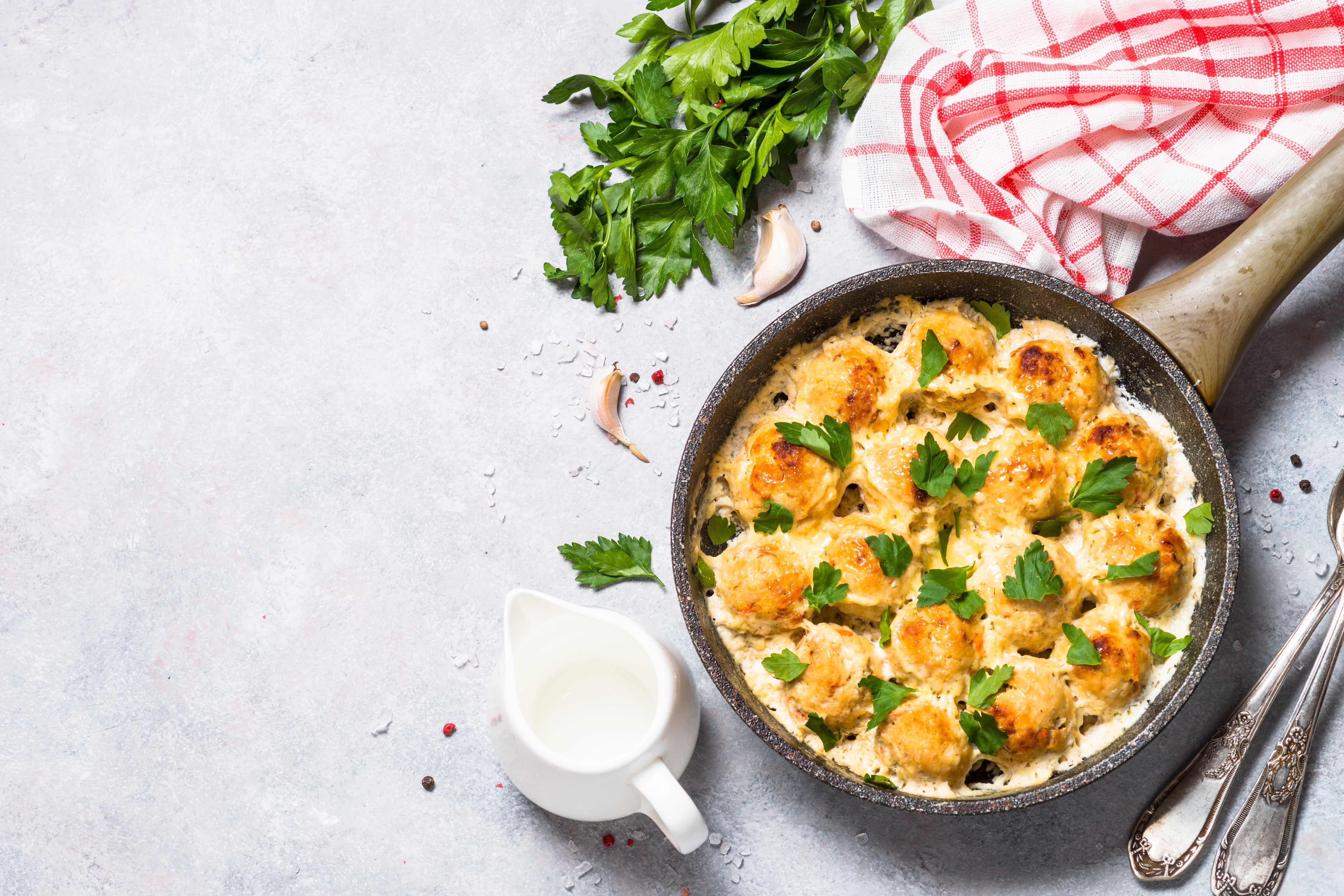La cassolette de saint-jacques au champagne : un plat incontournable de la gastronomie française?
