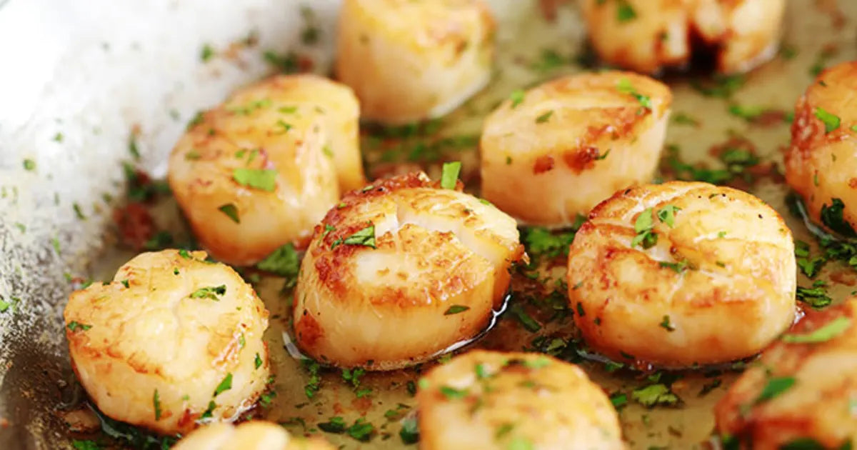 Comment Accompagner les Noix de Saint-Jacques en Persillade pour un Repas Distingué?